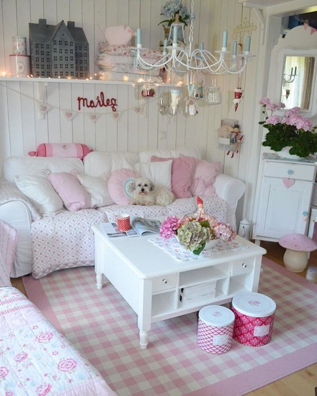 20+ Cute And Chic Living Room Design For Your Home -   14 shabby chic salon
 ideas