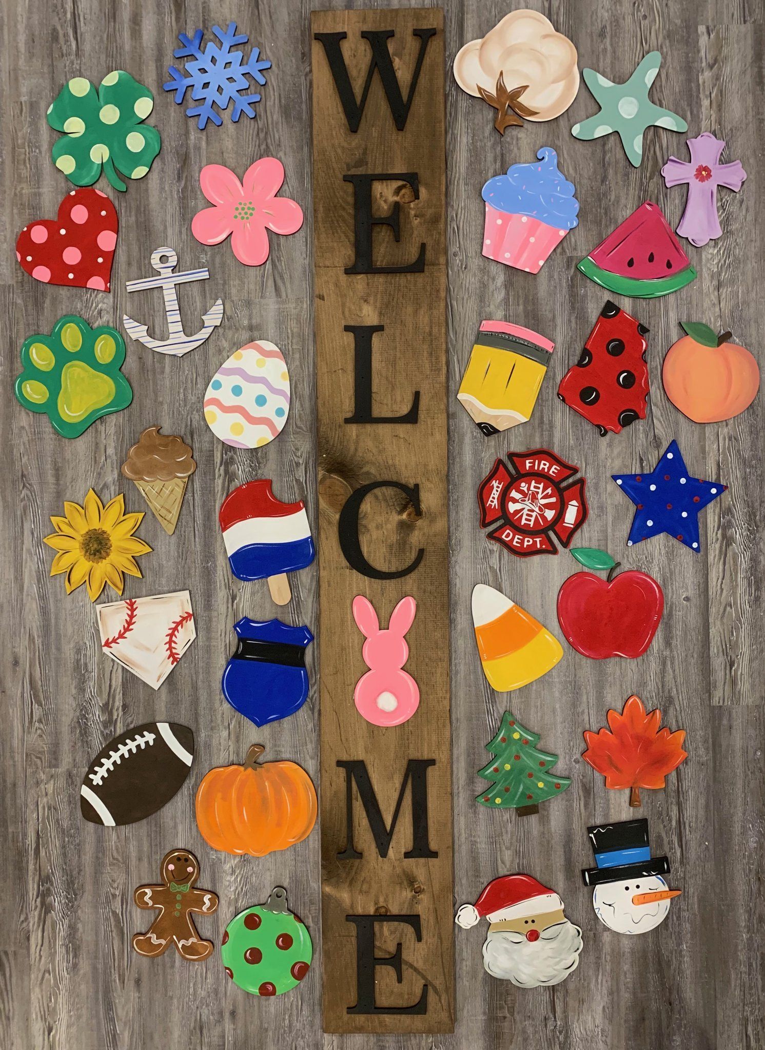 Interchangeable WELCOME sign -   19 holiday Decorations porch ideas