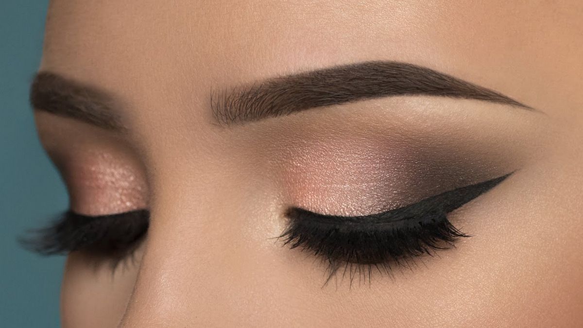 Get Ready For A Glamorous Night With These 15 Smokey Eye Makeup Ideas -   9 black dress makeup Formal
 ideas