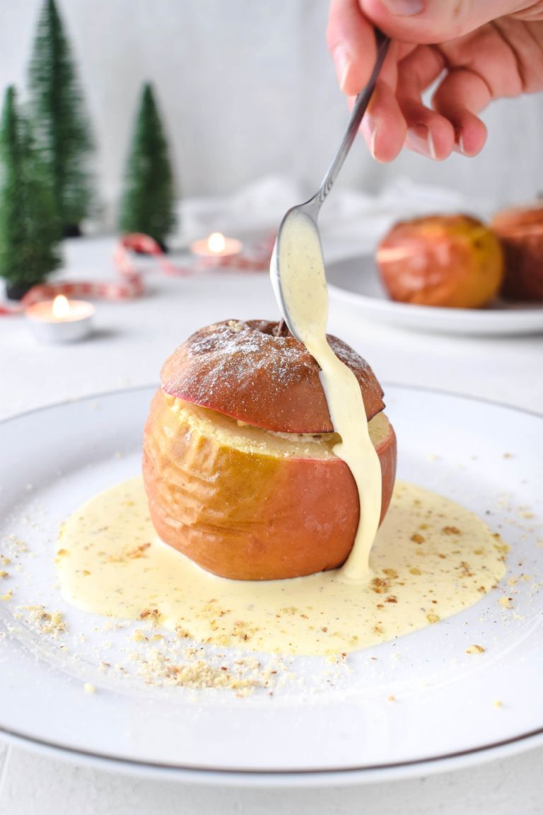 Klassischer Bratapfel mit Vanillesauce und Marzipan Nuss F?llung -   23 apfel desserts Weihnachten ideas
