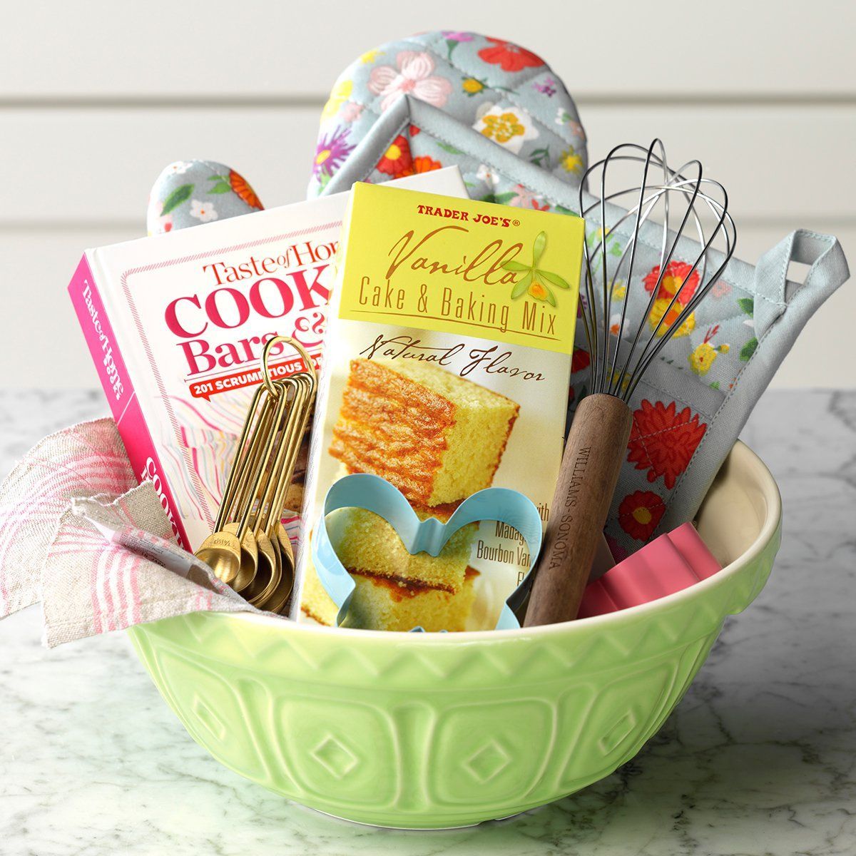 How to Make the Sweetest Gift Basket for Your Favorite Baker -   16 holiday Baking basket ideas