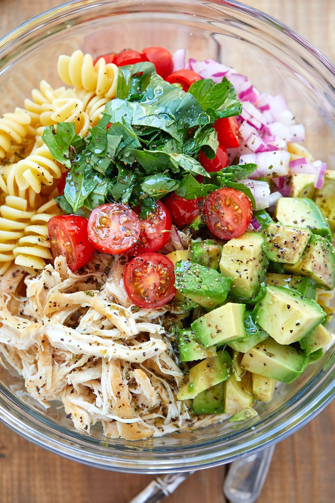 Healthy Chicken Pasta Salad with Avocado, Tomato, and Basil ? -   7 healthy recipes Chicken pasta ideas
