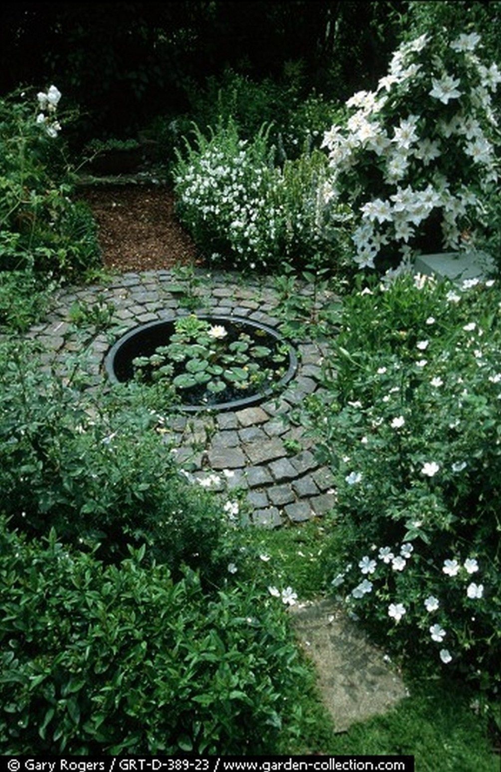 Gorgeous White And Silver Moon Garden Design (11 -   11 garden design Water patio ideas