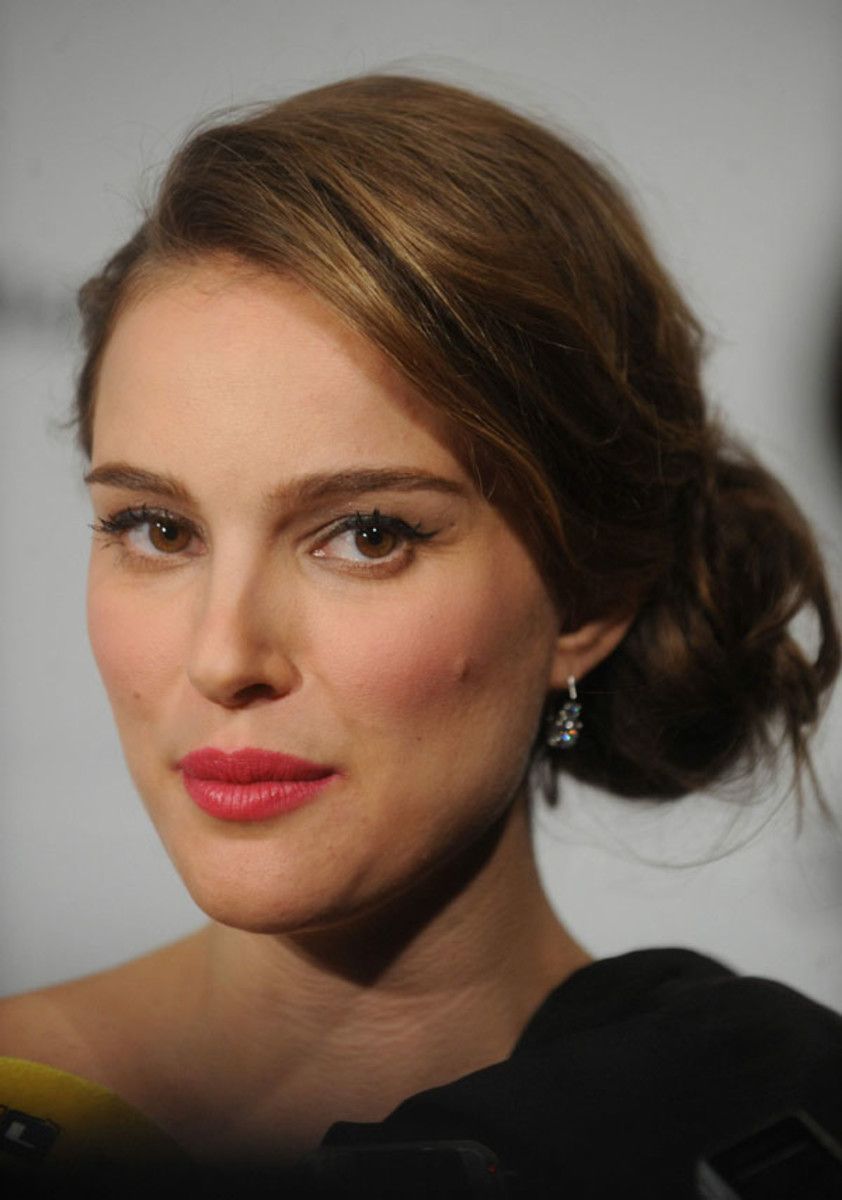 Natalie Portman's Side Bun and Fuchsia Lips are the Perfect Party Look -   14 hairstyles Party lips ideas