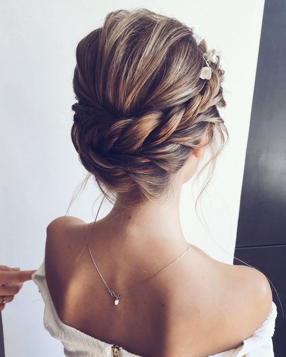 35 Charming Bridal Updo Hairstyles for Your Perfect Wedding Party -   14 hair Wedding round face ideas