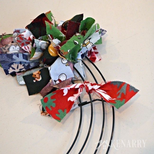 Scrap Fabric Christmas Wreath -   19 fabric crafts Christmas decor ideas