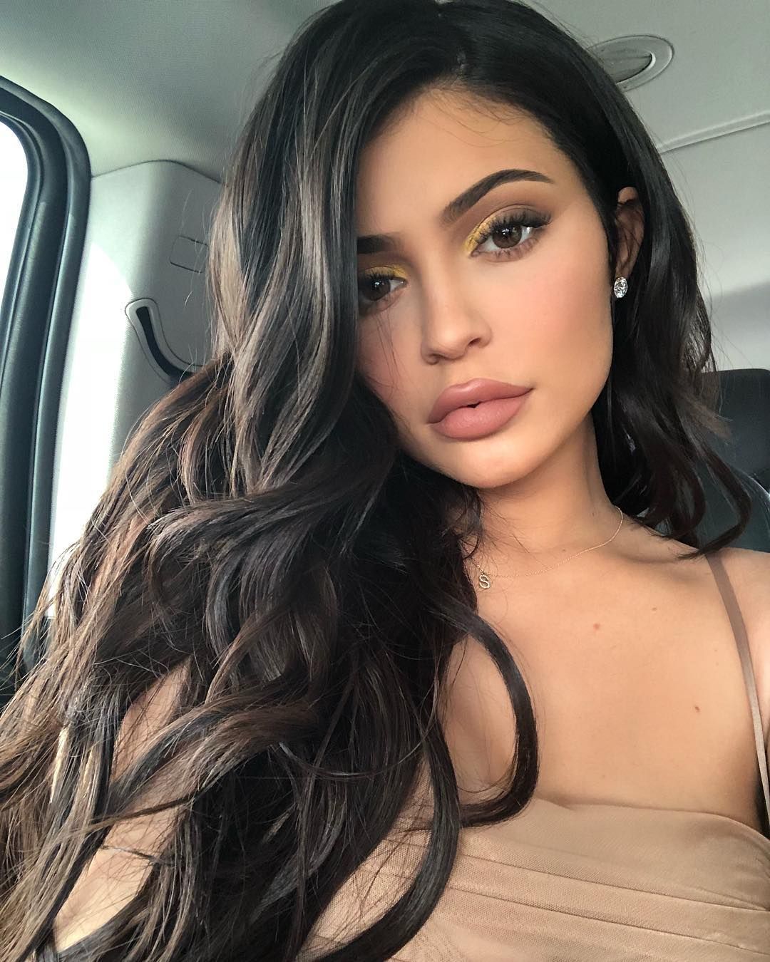 10 Mind-Blowing Makeup Hacks to Copy from Kylie Jenner -   13 makeup Highlighter kylie jenner ideas