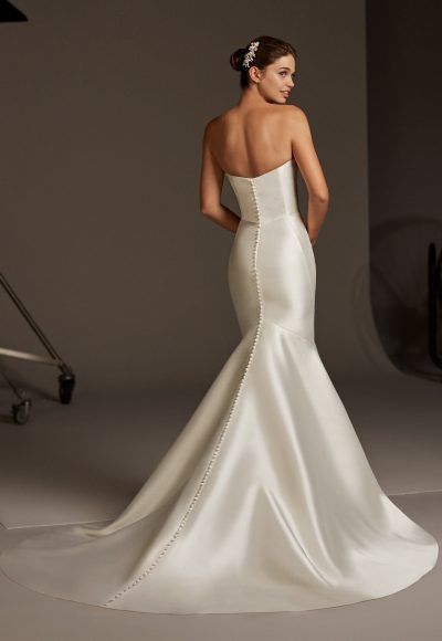 Strapless Silk Mermaid Wedding Dress | Kleinfeld Bridal -   19 dress Wedding silk ideas