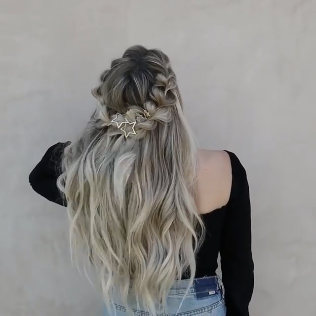 Half-up style tutorial for long curly hair @hairby_chrissy via Instagram -   20 hairstyles Vintage tutorial ideas