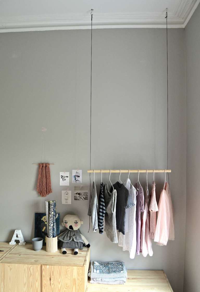 Hang on! With this DIY hanging clothes rack - DIY home decor - Your DIY Family -   14 DIY Clothes Rack children ideas