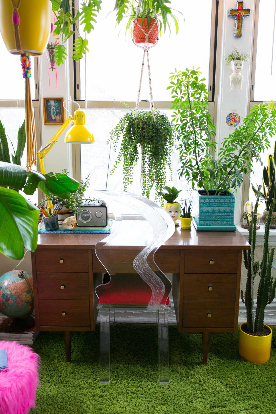 These 6 Perfect Hanging Plants Are Also Pretty Easy to Care For -   17 planting Indoor desk ideas