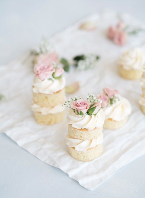 Sm? fantastiske bryllupskager | Mini wedding cakes, Wedding cake alternatives -   19 cake Mini wedding ideas
