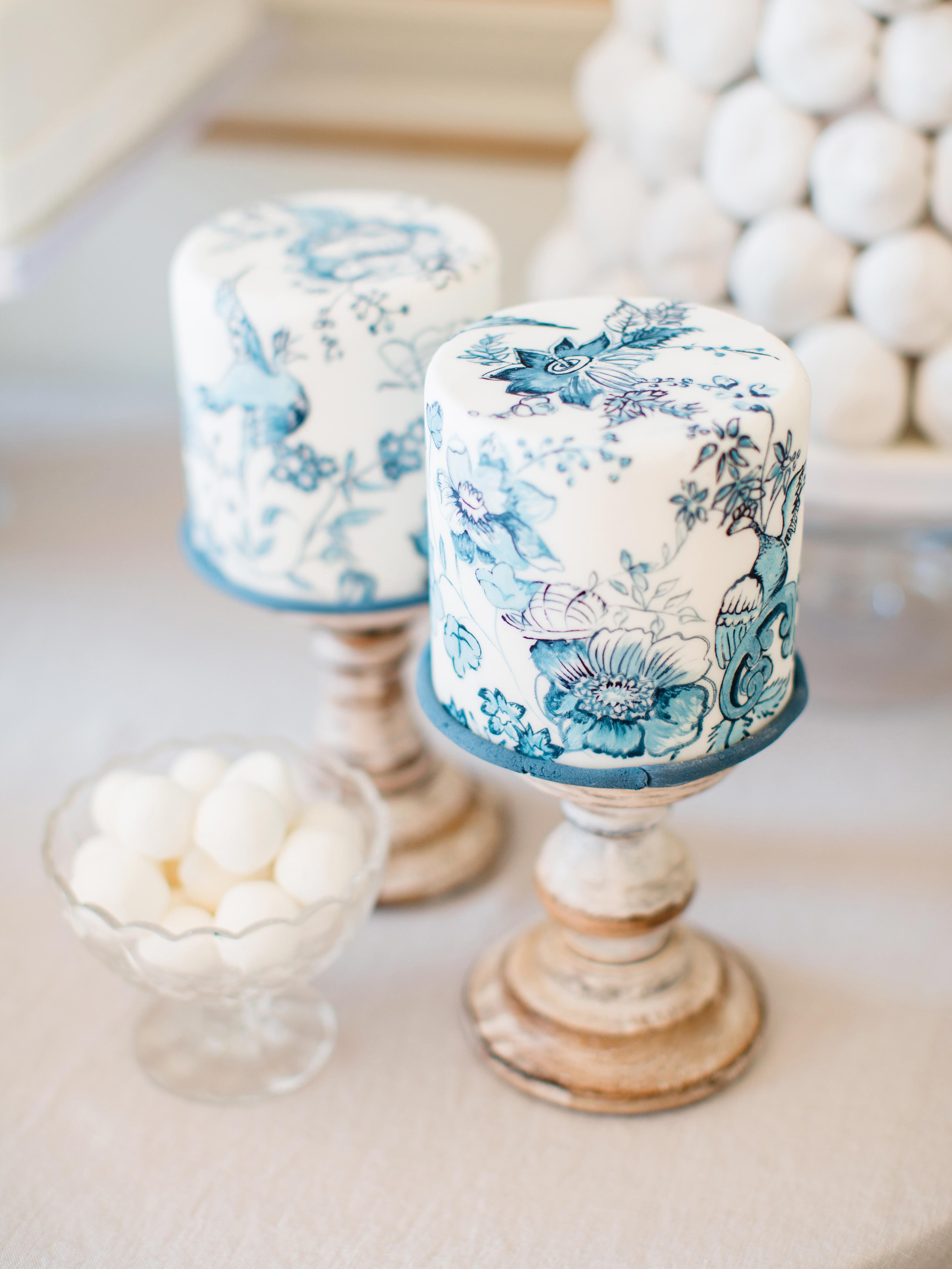 Trending Now: Dutch Delft and Chinoiserie-Inspired Wedding D?cor -   19 cake Mini wedding ideas
