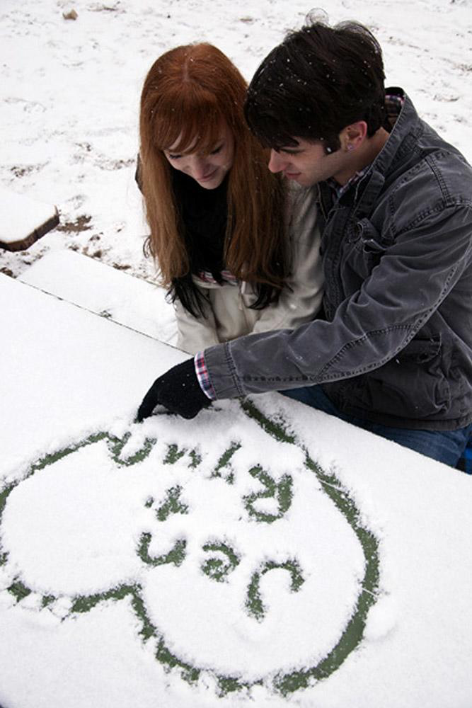 24 Winter Engagement Photos To Warm Your Heart | Wedding Forward -   15 wedding Winter shooting ideas