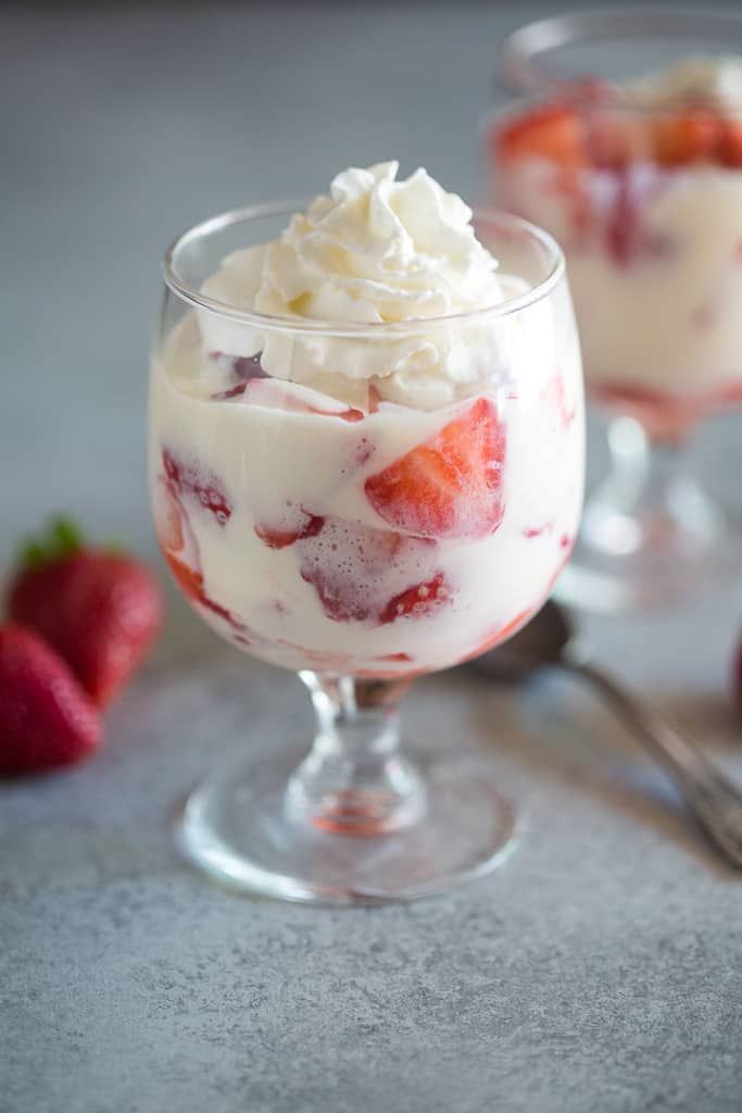 Fresas con Crema (AKA strawberries and cream) is a traditional Mexican dessert recipe made with sweetened condensed milk, whipping cream, sour cream, and strawberries. -   17 desserts Mexican simple ideas