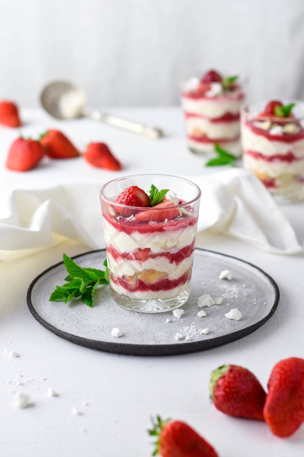 Sommerliches Erdbeer wei?es Schokoladen Tiramisu im Glas -   19 desserts Im Glas leicht ideas