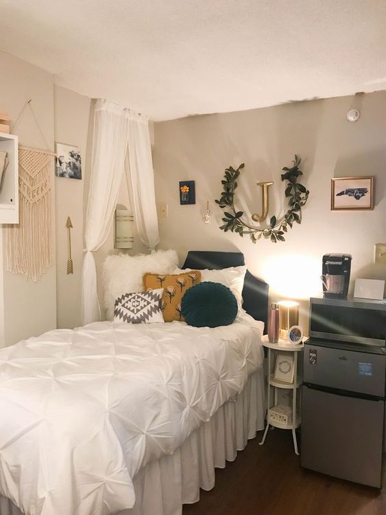 35 Best Dorm Color Schemes For Your Freshman Dorm Room - Cassidy Lucille -   diy Home Decor dorm