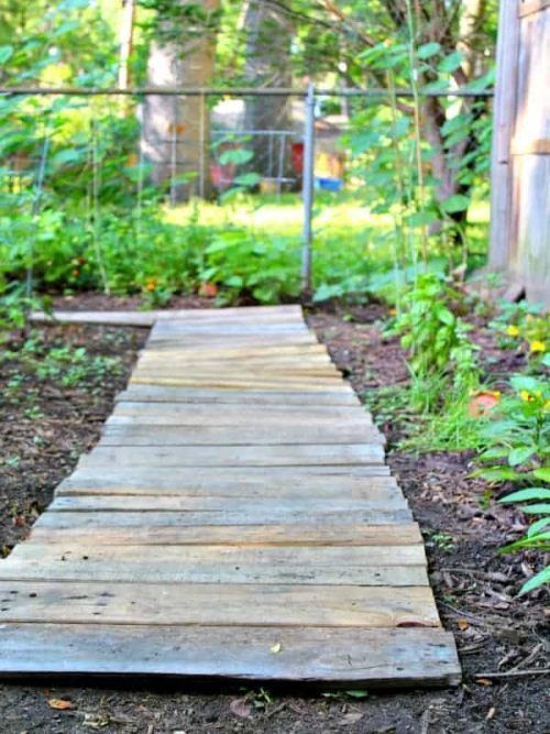 Inexpensive Backyard Landscaping Ideas on a Budget -   diy Outdoor walkway