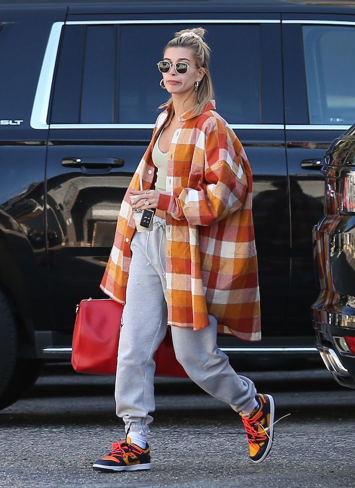 Hailey Bieber Knows How to Rock an Oversized Shirt Like No One Else -   fitness Outfits cold weather
