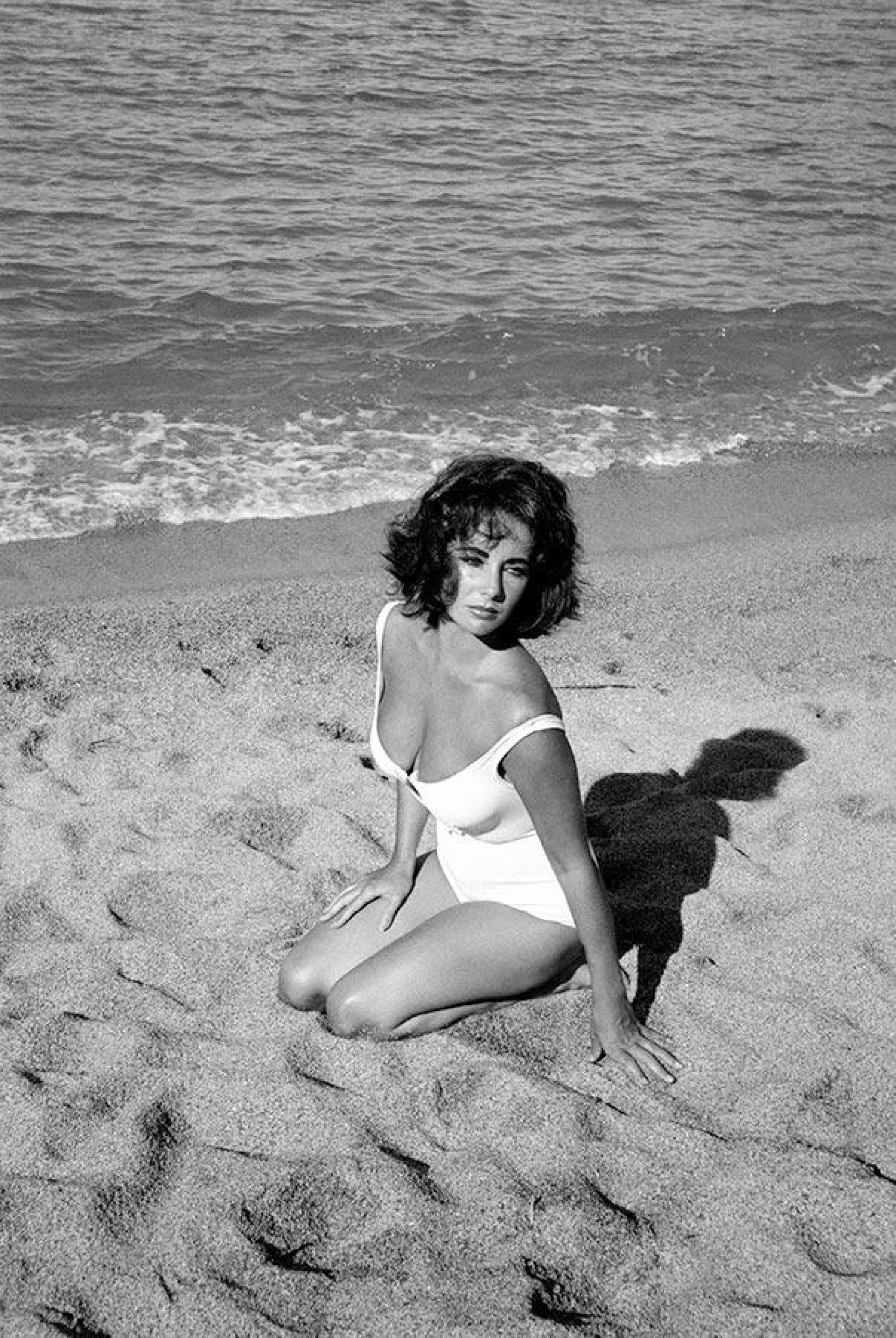 Elizabeth Taylor on the set of Suddenly Last Summer. S'Agar?, Spain. 1959 -   16 beauty Photography black and white ideas