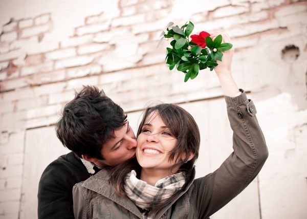 12 Christmas Picture Ideas with Mistletoe - Capturing Joy with Kristen Duke -   17 christmas photoshoot couples funny ideas