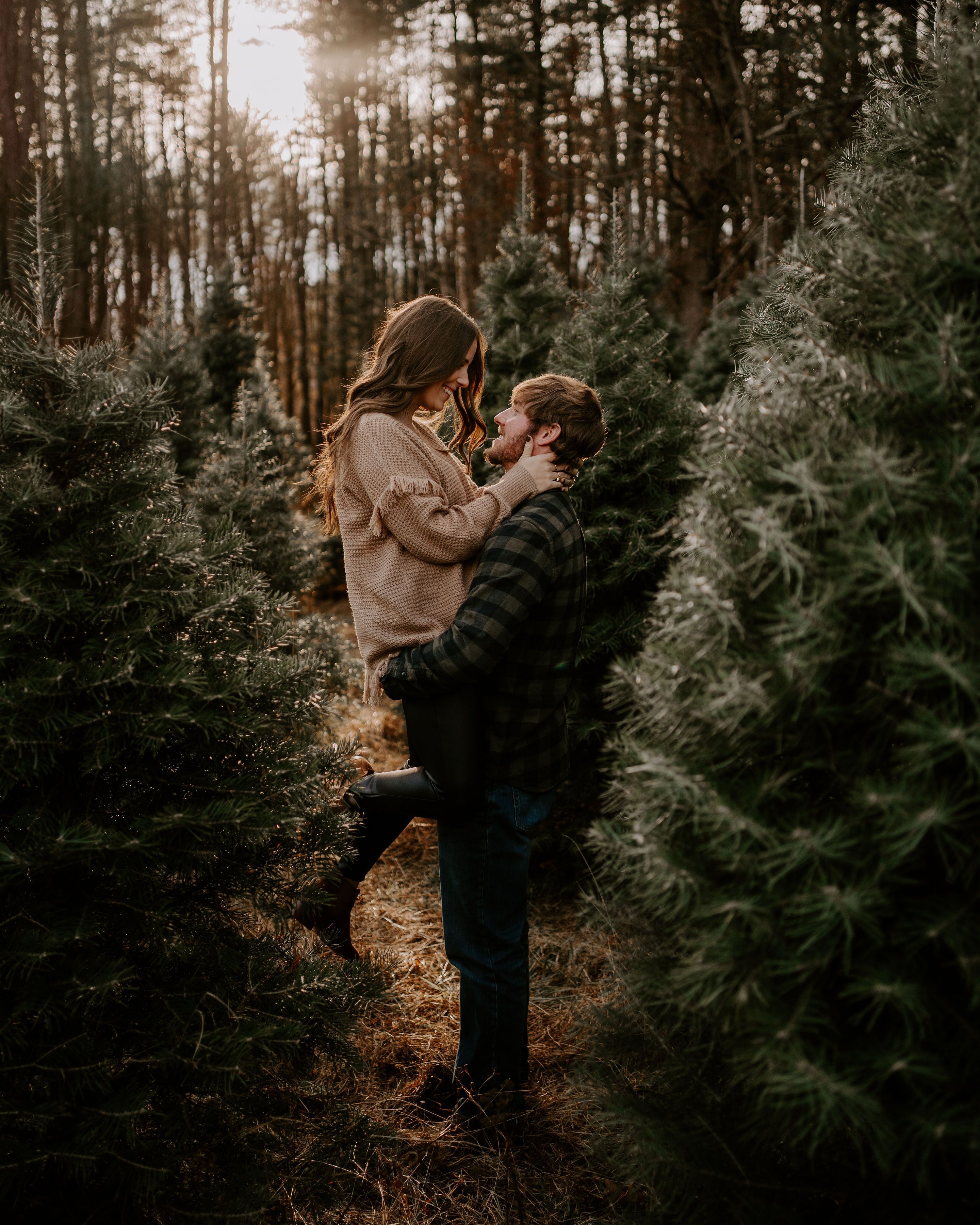 Christmas tree farm couple phtoos -   18 christmas photoshoot couples ideas