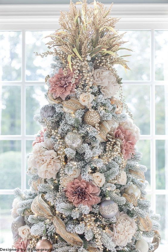 Holiday Home Tours | Images of Homes Decorated for Christmas -   17 christmas tree decor 2020 pink ideas
