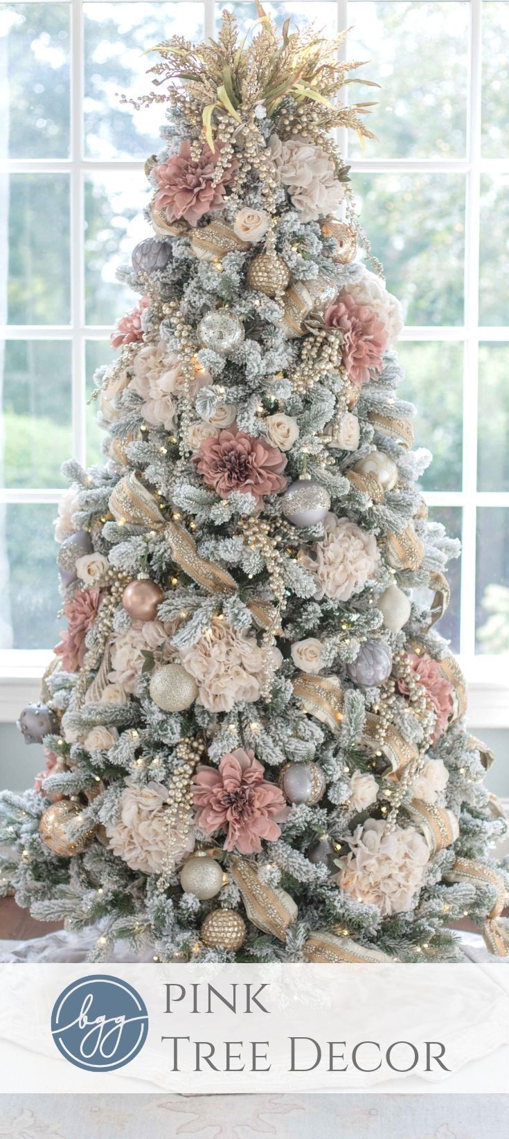 Pink Christmas Tree with Gold Decor -   17 christmas tree decor 2020 pink ideas
