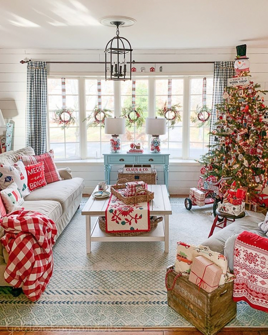 10 Charming Living Rooms to Inspire Your Holiday Decor - Wonder Forest -   21 christmas decorations living room ideas