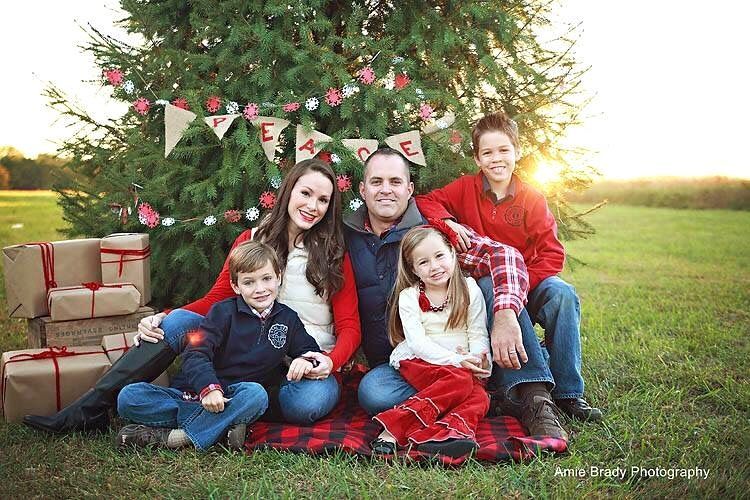 Outdoor Christmas Pictures Trick -   21 christmas photoshoot family outdoor ideas