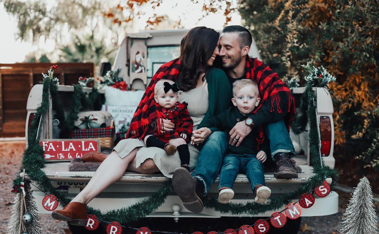 The Perfect Christmas Photo Backdrop -   21 christmas photoshoot family outdoor ideas