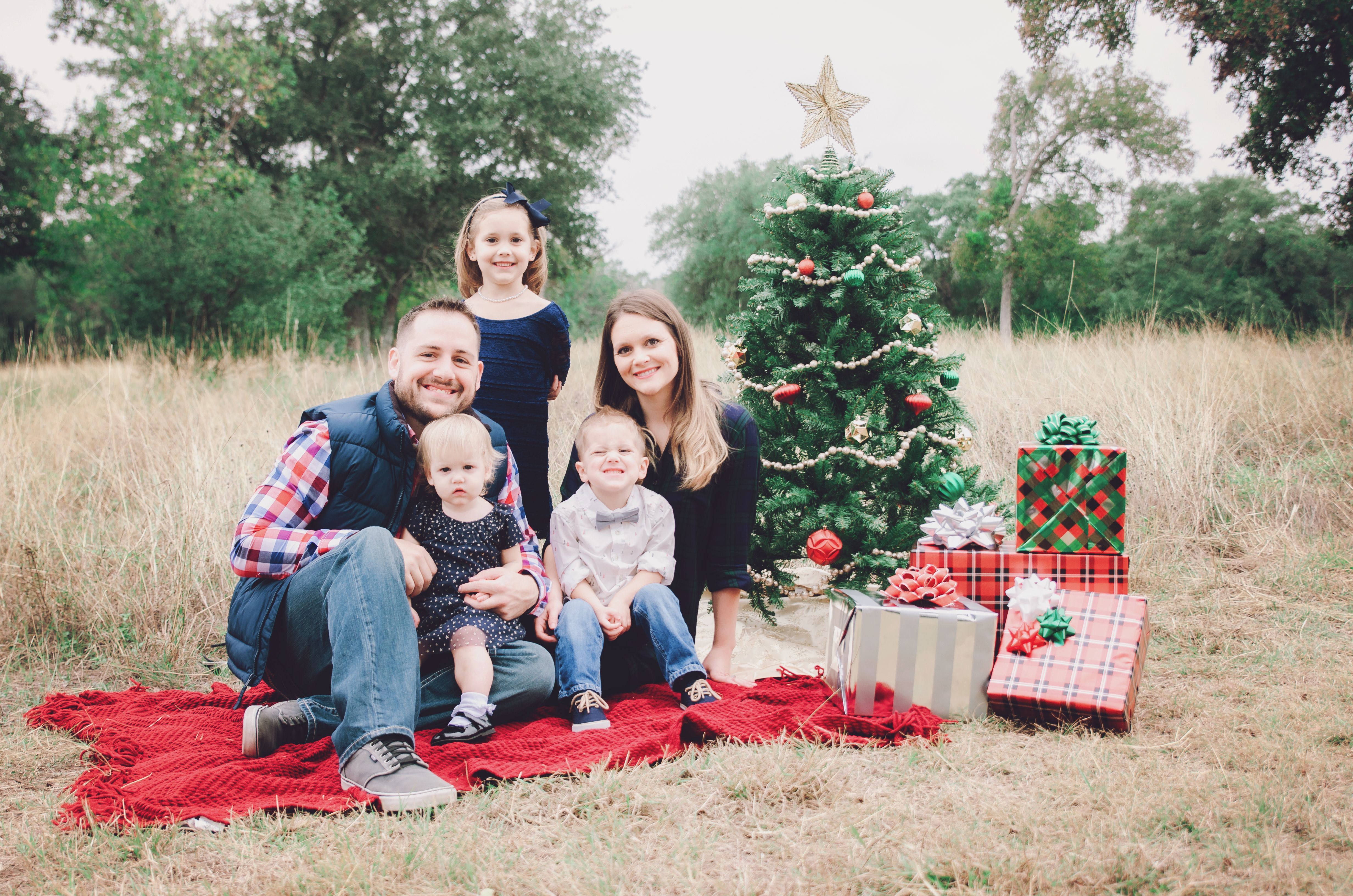 21 christmas photoshoot family outdoor ideas