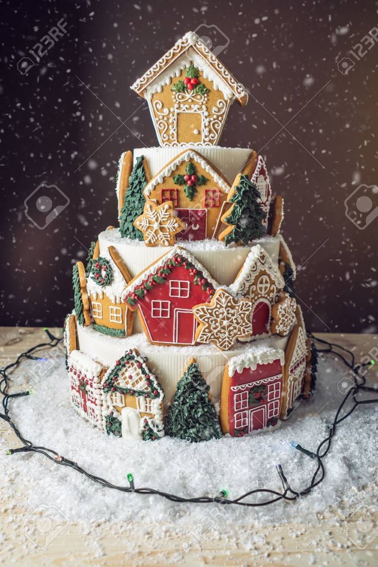Large tiered Christmas cake decorated with gingerbread cookies.. -   21 gingerbread cookies decorated christmas ideas